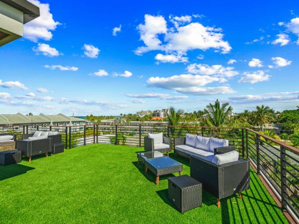 Lido Key Luxury Vacation Home 1 Block from Beach 12 Guests