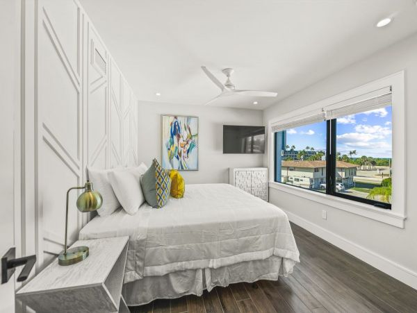 Lido Key Luxury Vacation Home 1 Block from Beach 12 Guests