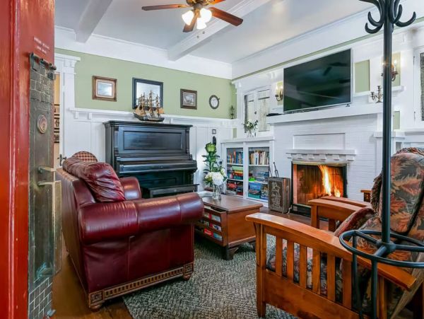 Beautiful Santa Barbara Vacation Home Walk to Beach