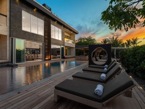Beachfront Nine Bedroom Vacation Rental in Turks and Caicos