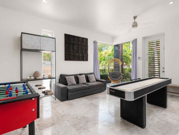 Beachfront Nine Bedroom Vacation Rental in Turks and Caicos