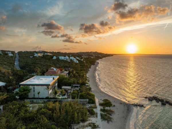 Beachfront Nine Bedroom Vacation Rental in Turks and Caicos