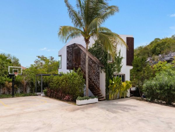 Beachfront Nine Bedroom Vacation Rental in Turks and Caicos