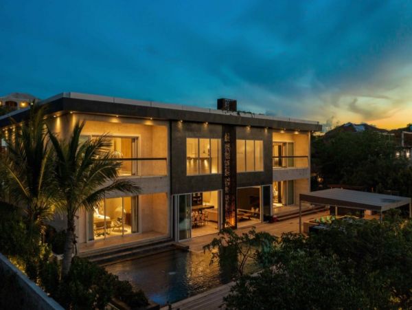 Beachfront Nine Bedroom Vacation Rental in Turks and Caicos