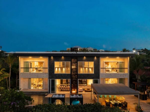 Beachfront Nine Bedroom Vacation Rental in Turks and Caicos