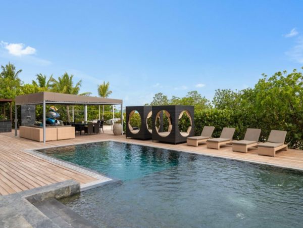 Beachfront Nine Bedroom Vacation Rental in Turks and Caicos
