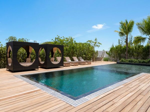 Beachfront Nine Bedroom Vacation Rental in Turks and Caicos