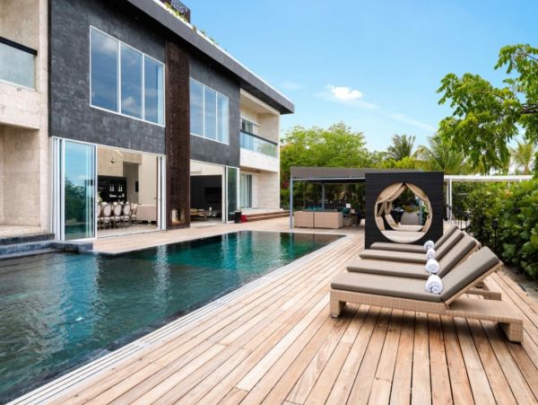 Beachfront Nine Bedroom Vacation Rental in Turks and Caicos