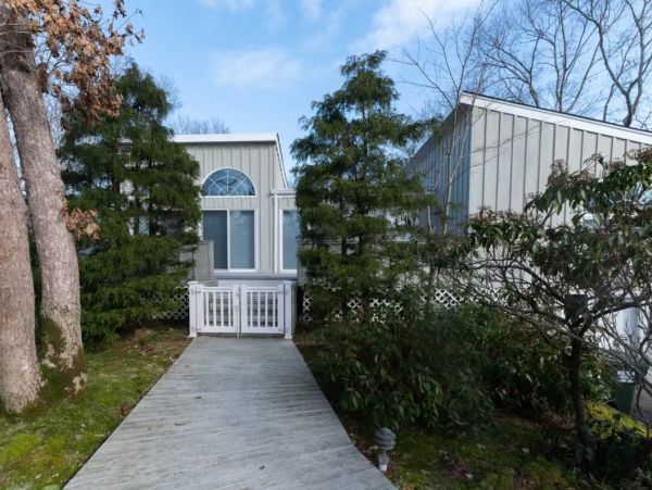 Three Bedroom East Hampton Gorgeous Rental Home with Pool