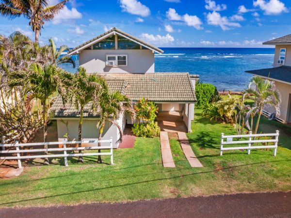 Charming 2 Bedroom Home Awe-Inspiring View of Anahola Beach