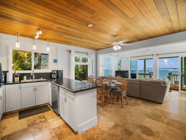 Charming 2 Bedroom Home Awe-Inspiring View of Anahola Beach