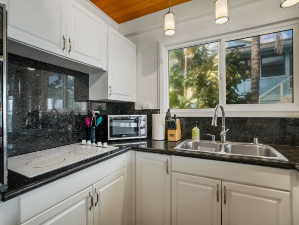 Charming 2 Bedroom Home Awe-Inspiring View of Anahola Beach