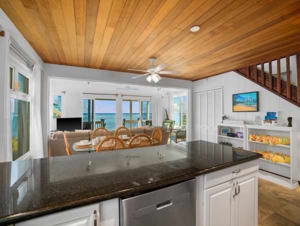 Charming 2 Bedroom Home Awe-Inspiring View of Anahola Beach