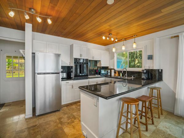 Charming 2 Bedroom Home Awe-Inspiring View of Anahola Beach