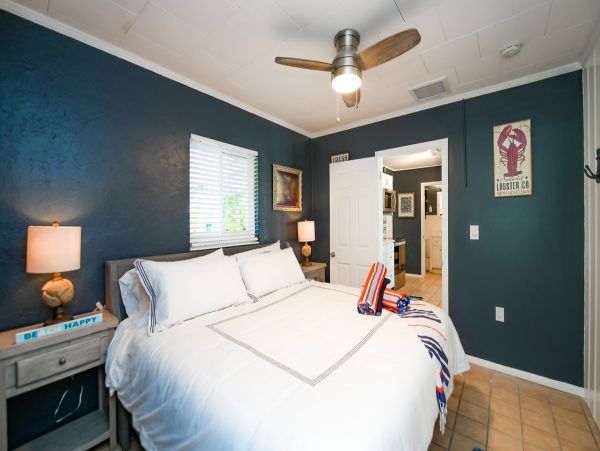 Holmes Beach Vacation Cottage One Block from Beach Sleeps 8