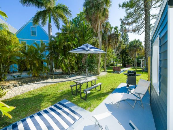 Holmes Beach Vacation Cottage One Block from Beach Sleeps 8