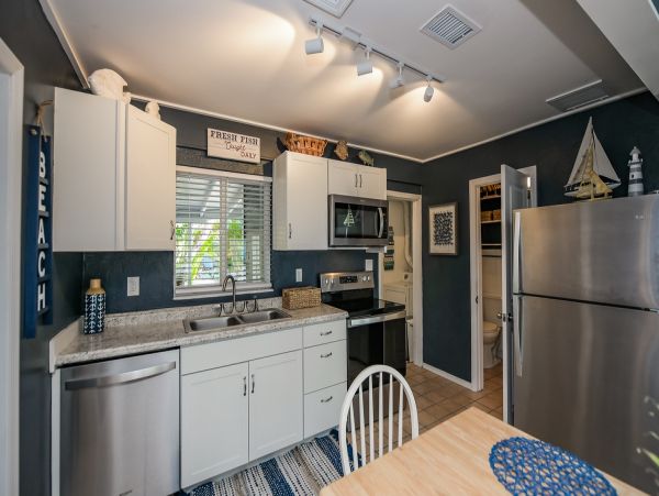 Holmes Beach Vacation Cottage One Block from Beach Sleeps 8