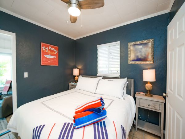 Holmes Beach Vacation Cottage One Block from Beach Sleeps 8