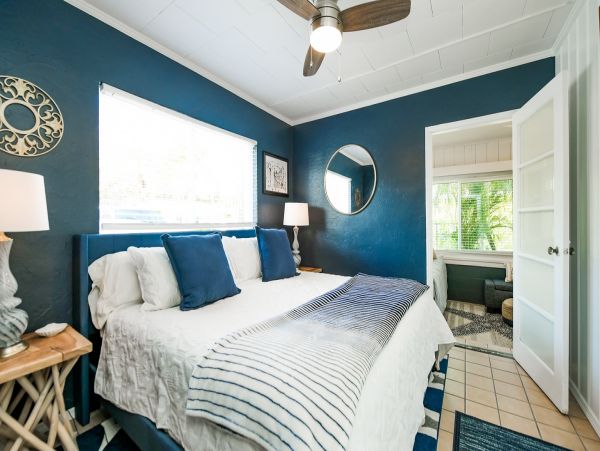 Holmes Beach Vacation Cottage One Block from Beach Sleeps 8