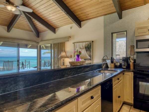 Oceanfront Vacation Condo with 2 Bedrooms & Amazing Views