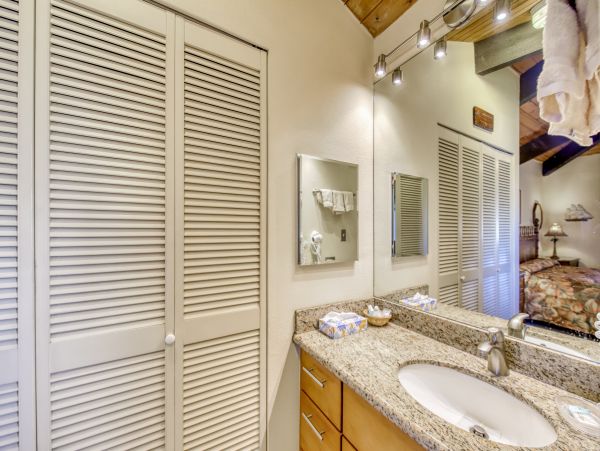 Oceanfront Vacation Condo with 2 Bedrooms & Amazing Views