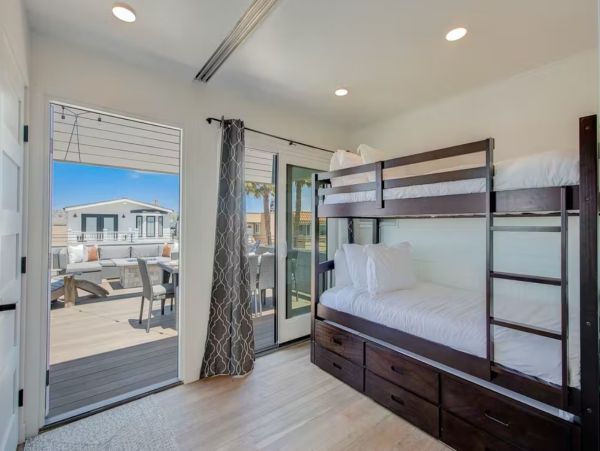 Bay View 2 Bedroom Home Plus Loft in Mission Beach Sleeps 8