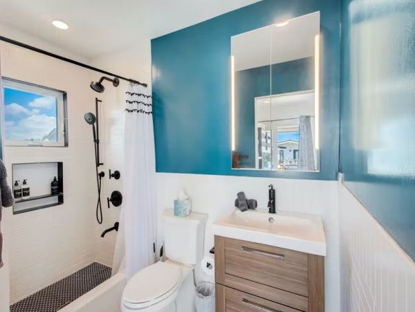 Bay View 2 Bedroom Home Plus Loft in Mission Beach Sleeps 8