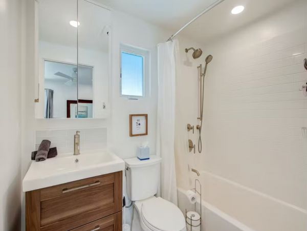 Bay View 2 Bedroom Home Plus Loft in Mission Beach Sleeps 8
