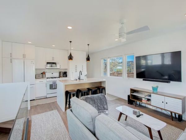 Bay View 2 Bedroom Home Plus Loft in Mission Beach Sleeps 8