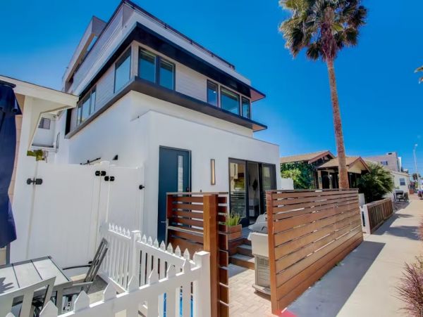 Bay View 2 Bedroom Home Plus Loft in Mission Beach Sleeps 8