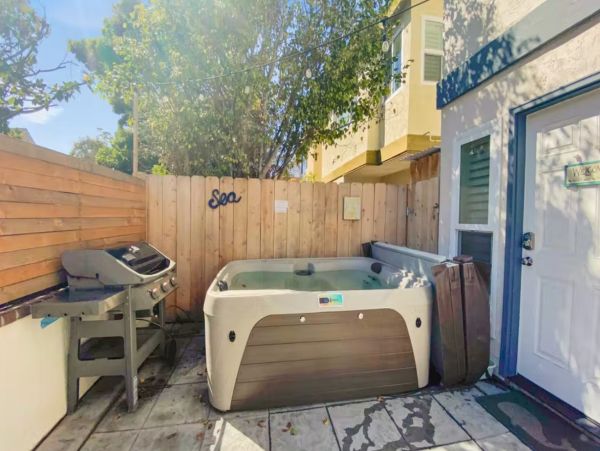 Mission Beach 3 Bedroom Plus Loft Home with Private Hot Tub