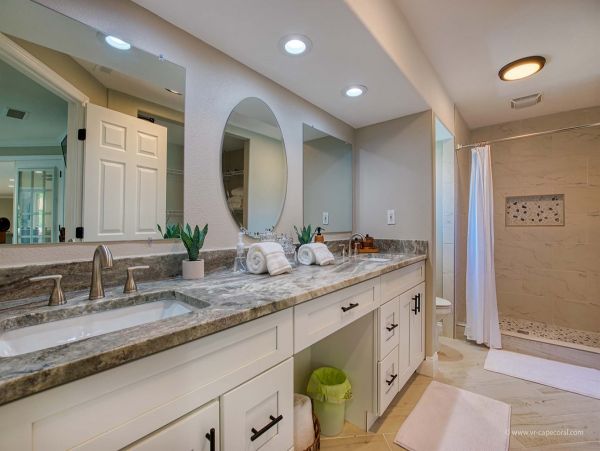 Fantastic 4 Bedroom Vacation Villa Canal View & Private Pool