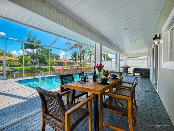 Fantastic 4 Bedroom Vacation Villa Canal View & Private Pool