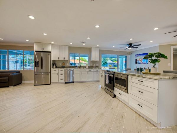 Fantastic 4 Bedroom Vacation Villa Canal View & Private Pool