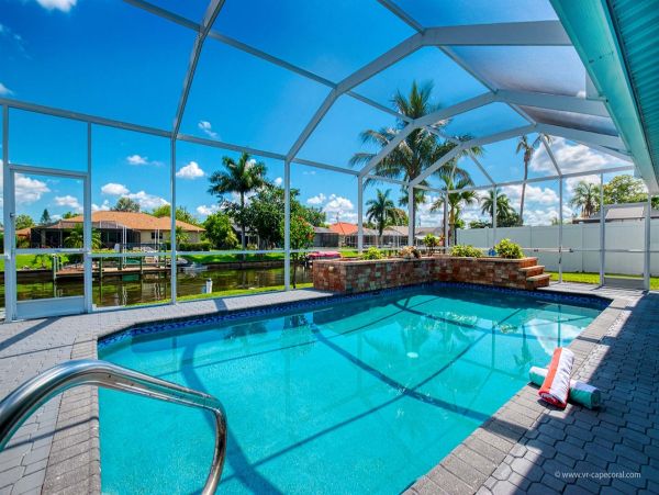 Fantastic 4 Bedroom Vacation Villa Canal View & Private Pool