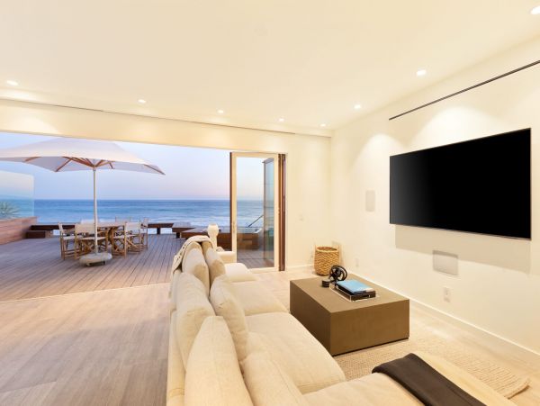 Oceanfront Mediterranean-Style Vacation Home in Malibu