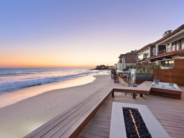 Oceanfront Mediterranean-Style Vacation Home in Malibu