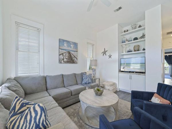 Relaxed Luxury in the Heart of Destin - 4 Bedroom Beach Retreat with Private Pool