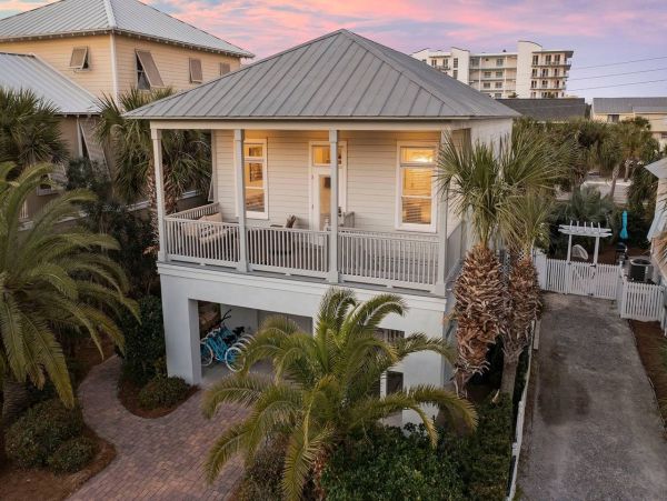 Relaxed Luxury in the Heart of Destin - 4 Bedroom Beach Retreat with Private Pool