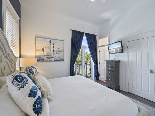 Relaxed Luxury in the Heart of Destin - 4 Bedroom Beach Retreat with Private Pool