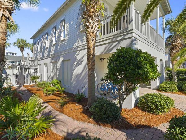 Relaxed Luxury in the Heart of Destin - 4 Bedroom Beach Retreat with Private Pool