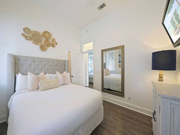 Relaxed Luxury in the Heart of Destin - 4 Bedroom Beach Retreat with Private Pool