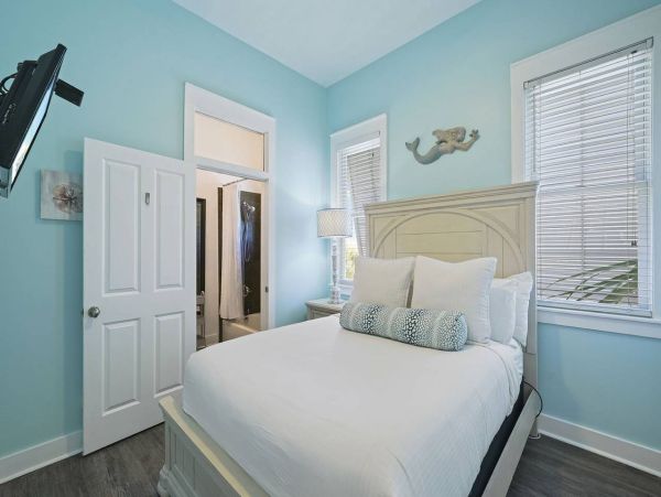 Relaxed Luxury in the Heart of Destin - 4 Bedroom Beach Retreat with Private Pool