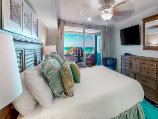 Oceanfront Bliss: Spacious 4-Bedroom Condo with 2 Balconies