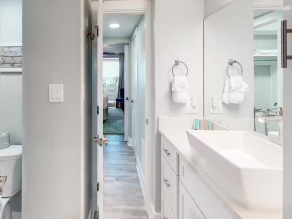 Oceanfront Bliss: Spacious 4-Bedroom Condo with 2 Balconies