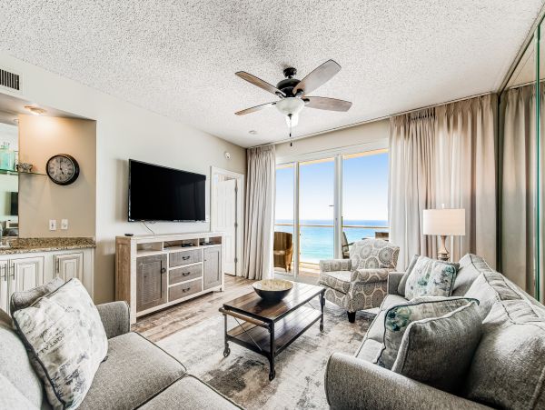 Oceanfront Luxury Vacation Condo with Amazing Views Sleeps 6