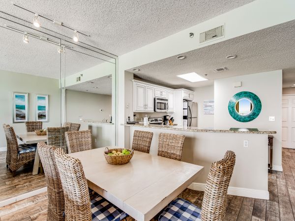 Oceanfront Luxury Vacation Condo with Amazing Views Sleeps 6