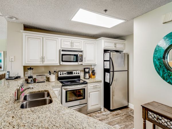 Oceanfront Luxury Vacation Condo with Amazing Views Sleeps 6