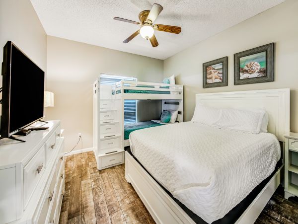 Oceanfront Luxury Vacation Condo with Amazing Views Sleeps 6