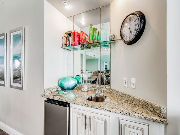 Oceanfront Luxury Vacation Condo with Amazing Views Sleeps 6